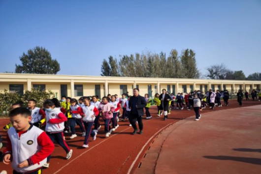 桓台县马桥镇陈庄小学冬季阳光跑操活动开始啦！