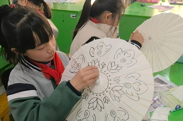 手绘油纸伞 非遗焕异彩  ——薛城区临城实验小学“非遗文化进校园”主题教育活动