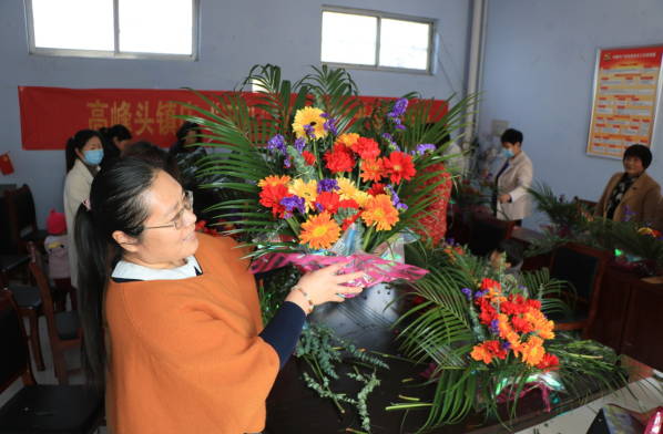 郯城县高峰头镇：“艺术插花”点靓“三八”妇女节