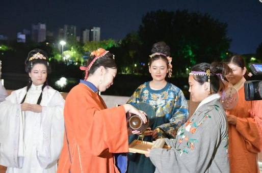 临沂市罗庄区：泥沱泛舟赏明月 古韵拜月庆中秋